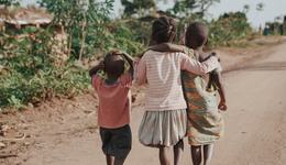 Ugandan children walking together embraced_War Child Uganda_190919