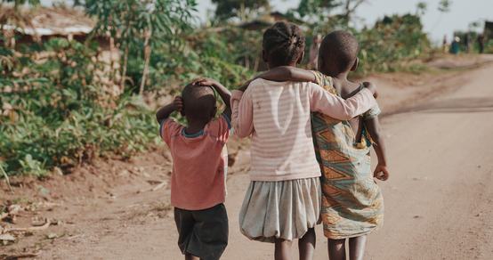 Ugandan children walking together embraced_War Child Uganda_190919