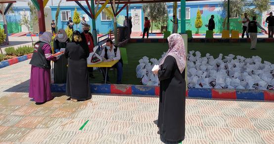 Distributing educational and hygiene kits in Jordan Mrajeeb Al Fhood refugee camp_War Child_200510