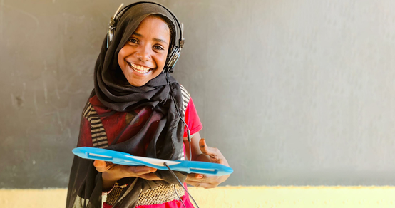 War Child_Can't Wait to Learn_lachend meisje met tablet_Soedan_Kassala_20809