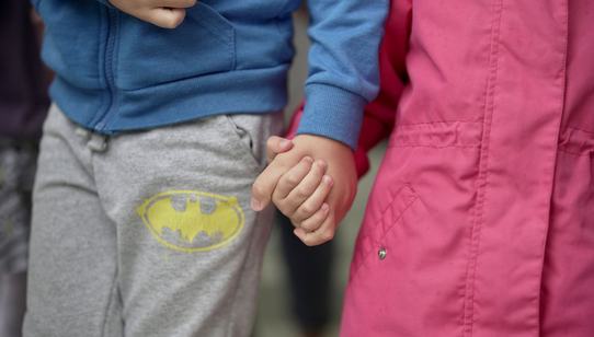 War-Child_Oekraïne_Veilige-Plek_Denys_hand-vast_231022