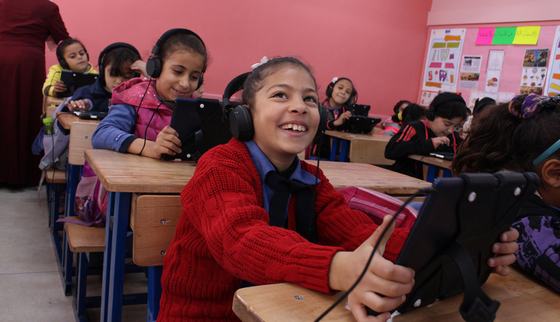 War Child Can't Wait to Learn in Jordan - girls with tablet_War Child Jordan_181125