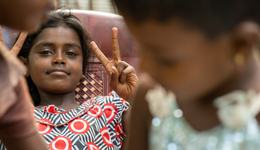 War Child meisje peace teken vredesteken_Sri Lanka_War Child_200223